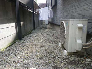 ⑥102号室側建物脇　作業後